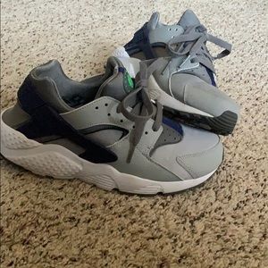 huarache sneakers size 7
